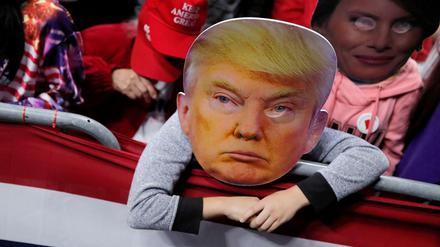 In allen Köpfen - und manchmal auch darauf: ein Trump-Anhänger mit Maske bei einer Wahlkampfveranstaltung in Indiana.