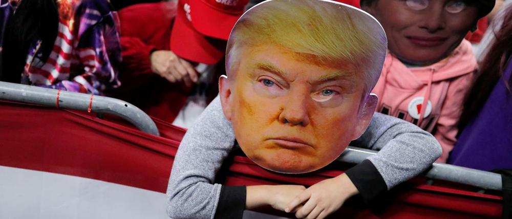 In allen Köpfen - und manchmal auch darauf: ein Trump-Anhänger mit Maske bei einer Wahlkampfveranstaltung in Indiana.