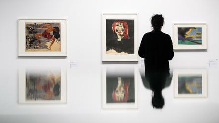 Ein Besucher vor Bildern von Emil Nolde in der Gurlitt-Ausstellung des Kunstmuseums Bern.