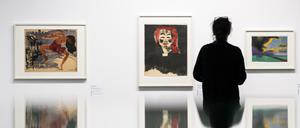 Ein Besucher vor Bildern von Emil Nolde in der Gurlitt-Ausstellung des Kunstmuseums Bern.