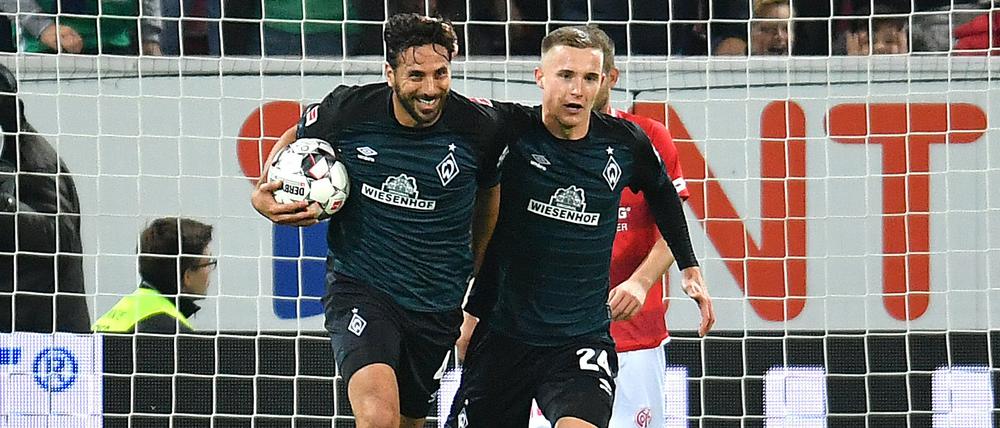 Späte Freude: Bremens Claudio Pizarro (l) und Bremens Johannes Eggestein jubeln nach dem Treffer zum 1:2 durch Pizarro.