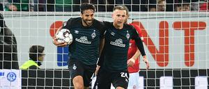 Späte Freude: Bremens Claudio Pizarro (l) und Bremens Johannes Eggestein jubeln nach dem Treffer zum 1:2 durch Pizarro. 