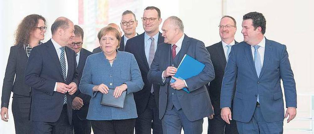 Meckern mit Merkel. Die Sachverständigen überreichten der Kanzlerin am Mittwoch ihren Katalog mit Forderungen.