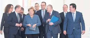 Meckern mit Merkel. Die Sachverständigen überreichten der Kanzlerin am Mittwoch ihren Katalog mit Forderungen. 