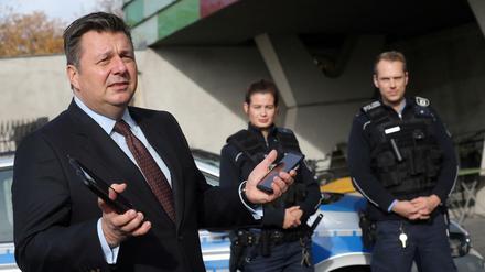 Ein voreiliger Tweet seines Sprechers setzt Innensenator Andreas Geisel (SPD) nun unter Druck.