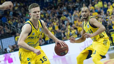 Martin Hermannsson (l.) verletzte sich nach einem Korbleger im Spiel gegen Bursa.