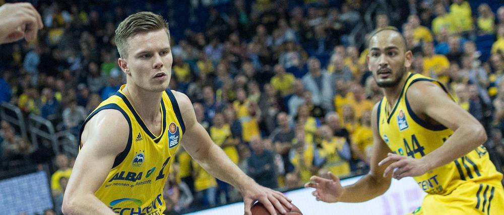 Martin Hermannsson (l.) verletzte sich nach einem Korbleger im Spiel gegen Bursa.