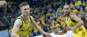 Martin Hermannsson (l.) verletzte sich nach einem Korbleger im Spiel gegen Bursa.