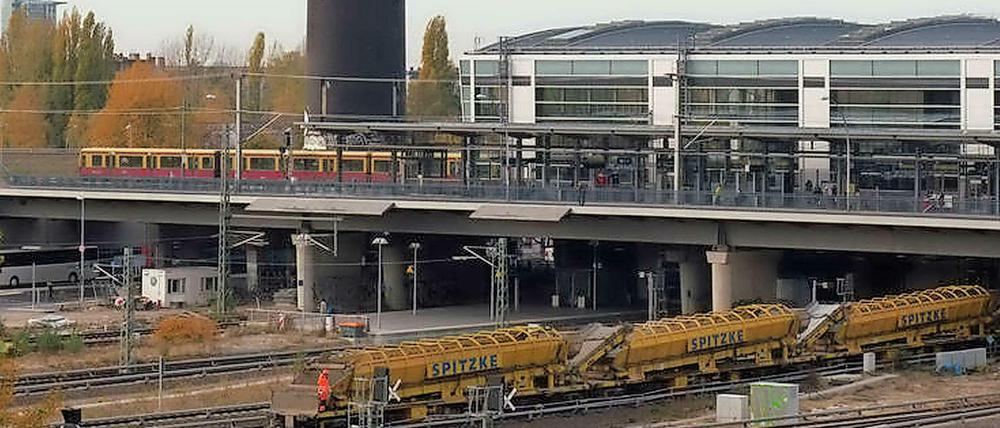 Die Ringbahn fährt regulär am Ostkreuz, aber die darunter gelegene Ost-West-Strecke bleibt am Montag gesperrt.