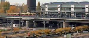 Die Ringbahn fährt regulär am Ostkreuz, aber die darunter gelegene Ost-West-Strecke bleibt am Montag gesperrt.