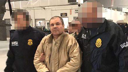 Im Januar 2017 wird der mexikanische Drogenboss "El Chapo" (Mitte) von amerikanischen DEA-Mitarbeitern eskortiert.