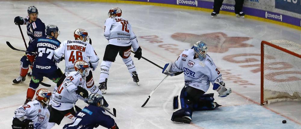 Daniel Fischbuch (77) fälscht den Puck zum vorentscheidenden 4:3 ins Schwenninger Tor ab.
