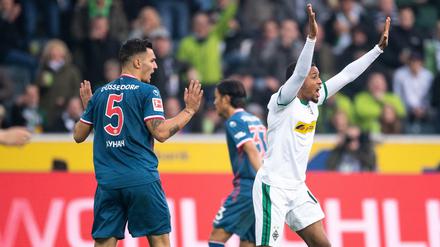 Hände weg: Gladbachs Alassane Plea (r) reklamiert Handspiel von Düsseldorfs Kaan Ayhan (l). 