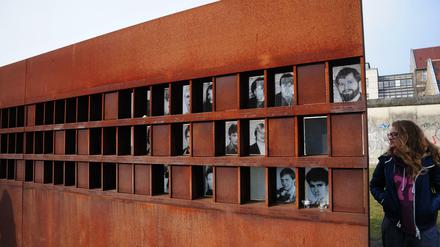 An der Gedenkstätte in der Bernauer Straße wird der Maueropfer gedacht. 