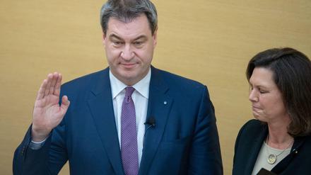 Markus Söder (l), neu gewählter Ministerpräsident von Bayern neben Ilse Aigner (CSU), Landtagspräsidentin.
