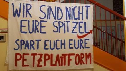 Mit einem Laken im Foyer haben sich Schüler der Steglitzer Fichtenberg-Schule positioniert. 