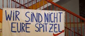 Mit einem Laken im Foyer haben sich Schüler der Steglitzer Fichtenberg-Schule positioniert. 