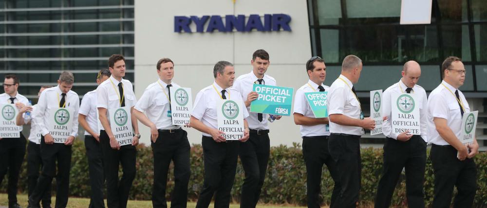 Neuauflage möglich. Piloten der Fluggesellschaft Ryanair streikten zuletzt vor dem Firmensitz des Unternehmens.