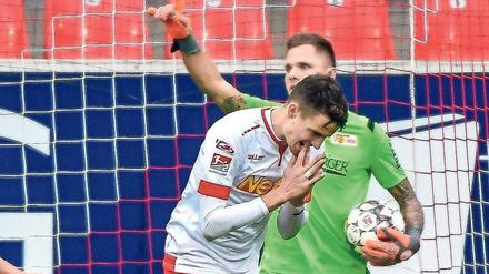 Ein Punkt reicht nicht! Unions Torhüter Rafal Gikiewicz ärgert sich über das 1:1 in Regensburg. Foto: Armin Weigel/dpa
