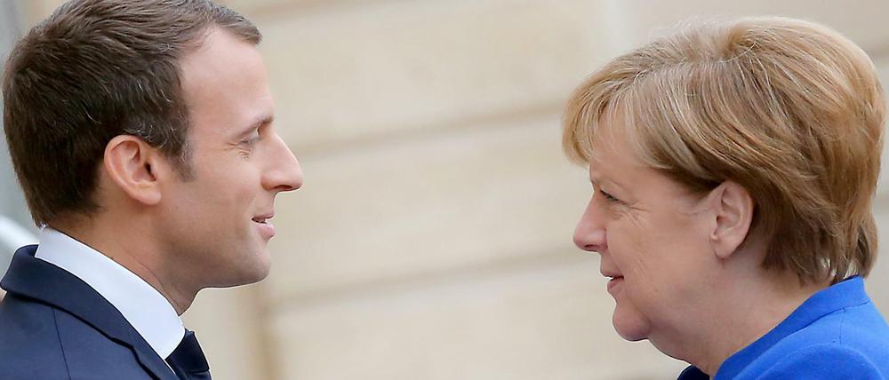 Der französische Präsident Emmanuel Macron empfängt am Elysee Palast Bundeskanzlerin Angela Merkel.