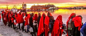 Einwanderer aus Nordafrika stehen am Hafen von Malaga. Im Alboran-Meer (Mittelmeer) waren fünf Boote mit insgesamt 262 Menschen aus Seenot gerettet worden.