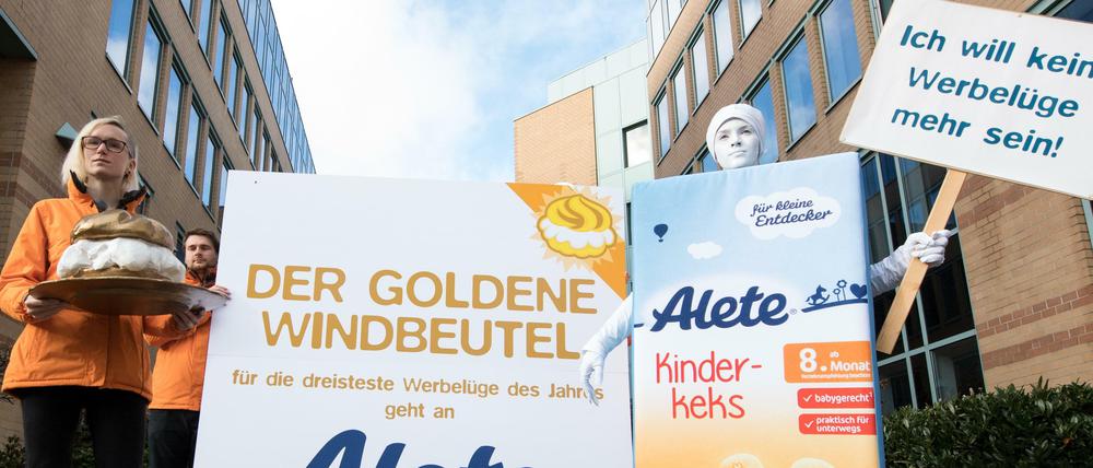 Bei der "Verleihung" im vergangenen Jahr vor dem Firmensitz des Babynahrungsherstellers Alete in Bad Homburg (Hessen).