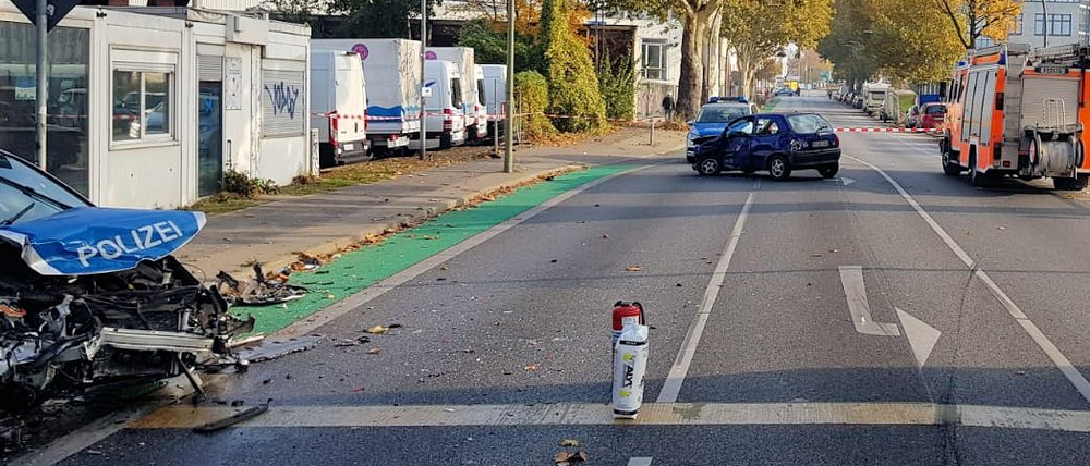 Die Fahrzeuge wurden beim Zusammenstoß zerstört.
