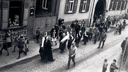 Vor aller Augen. Im rheinhessischen Guntersblum werden jüdische Männer gezwungen, sich zu verkleiden und Thora-Rollen aus der verwüsteten Synagoge durch den Ort zu tragen. Auf dem Marsch wurden sie verhöhnt und gedemütigt. Am Ende mussten sie alles ins Feuer werfen. 