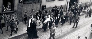 Vor aller Augen. Im rheinhessischen Guntersblum werden jüdische Männer gezwungen, sich zu verkleiden und Thora-Rollen aus der verwüsteten Synagoge durch den Ort zu tragen. Auf dem Marsch wurden sie verhöhnt und gedemütigt. Am Ende mussten sie alles ins Feuer werfen. 