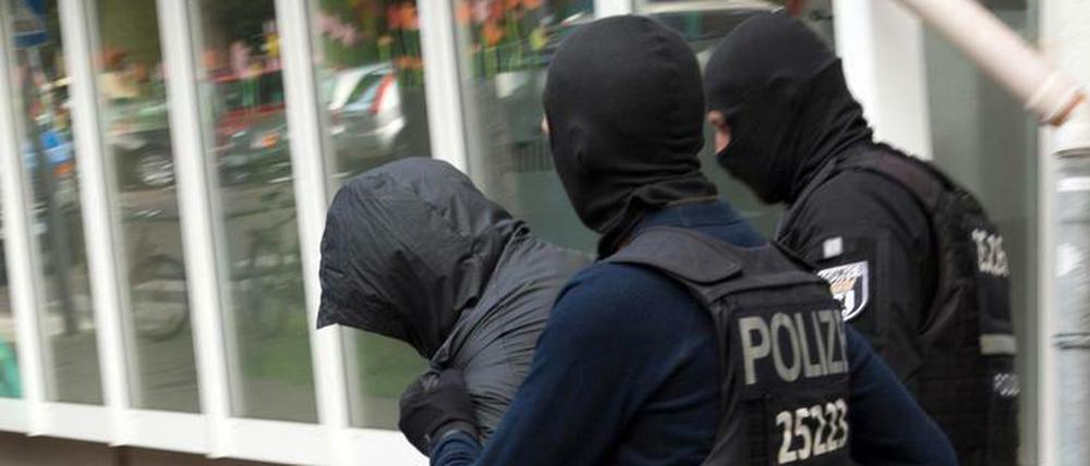 Polizisten führen im vergangenen Jahr in Berlin-Neukölln einen Mann ab. Er soll am Diebstahl einer 100-Kilo-Goldmünze aus dem Berliner Bode-Museum beteiligt gewesen sein.