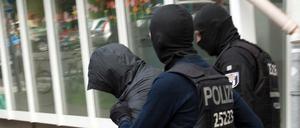 Polizisten führen im vergangenen Jahr in Berlin-Neukölln einen Mann ab. Er soll am Diebstahl einer 100-Kilo-Goldmünze aus dem Berliner Bode-Museum beteiligt gewesen sein.