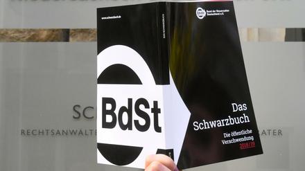 Das aktuelle Schwarzbuch "Die öffentliche Verschwendung" vom Bund der Steuerzahler in Niedersachsen und Bremen.