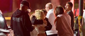 Menschen trösten sich gegenseitig in der Nähe der Bar in Thousand Oaks, in der ein Mann 12 Menschen erschossen hat.