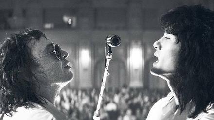 Stimmen einer Generation. Die Rockstars Mike Naumenko (Roma Zver, links) und Victor Zoi (Teo Yoo) waren in den 80ern Idole der russischen Jugend. 