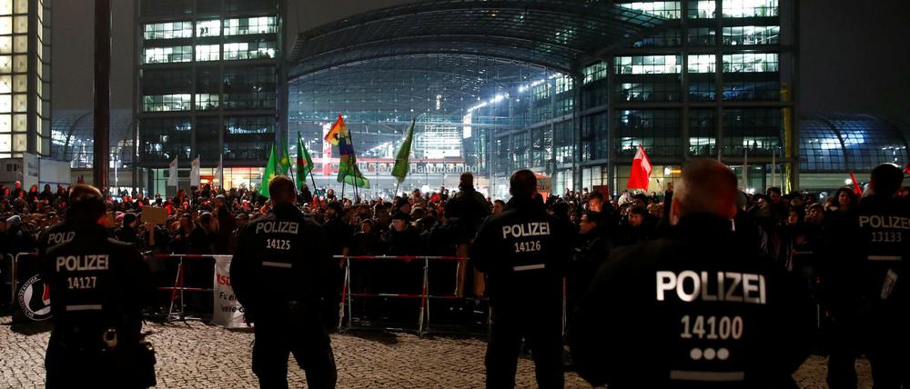 Polizisten sichern am 9. November 2018 den Gegenprotest am Berliner Hauptbahnhof ab