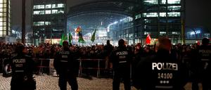 Polizisten sichern am 9. November 2018 den Gegenprotest am Berliner Hauptbahnhof ab