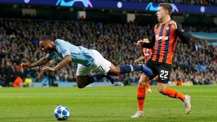Da fliegt er. Raheem Sterling hat in den Rasen getreten.