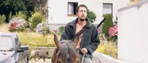 Armin (Hans Löw) lebt allein mit Tieren auf der Erde.