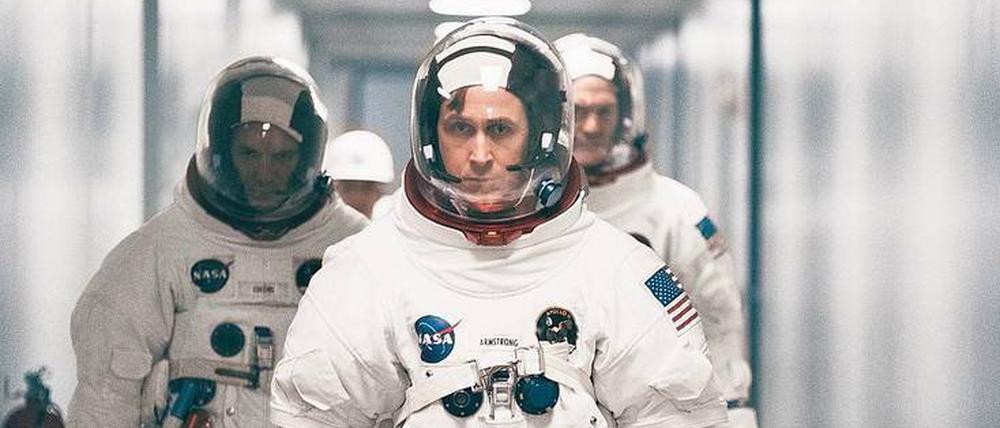 Großer Schritt für die Menschheit. Neil Armstrong (Ryan Gosling) und die Apollo-Crew in „Aufbruch zum Mond“.