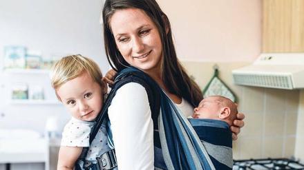 Die Balance halten. Es ist wichtig, sowohl die Bedürfnisse der Kinder als auch die der Eltern zu berücksichtigen. Diese wichtige Regel wurde anfangs oft vergessen, wenn es um Attachment Parenting ging. Und für jede Familie bedeutet sie etwas anderes. Für manche Eltern ist das Tragen von zwei Kindern genau das Richtige, für andere zu viel. 