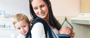 Die Balance halten. Es ist wichtig, sowohl die Bedürfnisse der Kinder als auch die der Eltern zu berücksichtigen. Diese wichtige Regel wurde anfangs oft vergessen, wenn es um Attachment Parenting ging. Und für jede Familie bedeutet sie etwas anderes. Für manche Eltern ist das Tragen von zwei Kindern genau das Richtige, für andere zu viel.