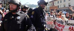 Proteste gegen den Milo Yiannopoulos' Auftritt in Berkeley im September 2017.