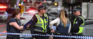 Nach einer Messerattacke in Melbourne hat die Polizei den Tatort weiträumig abgesperrt.
