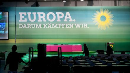 Letzte Aufbauarbeiten laufen vor Beginn der 43. Bundesdelegiertenkonferenz von Bündnis 90/Die Grüne in Leipzig. 