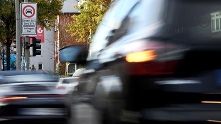 Auch Köln und Bonn müssen - wie auf dieser Straße in Hamburg - Fahrverbote für ältere Diesel erlassen.