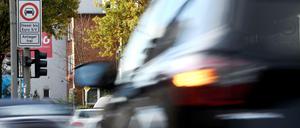 Auch Köln und Bonn müssen - wie auf dieser Straße in Hamburg - Fahrverbote für ältere Diesel erlassen.