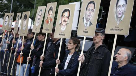 Angehörige der Opfer des NSU-Terrors demonstrieren im Juli vor dem Oberlandesgericht München. 