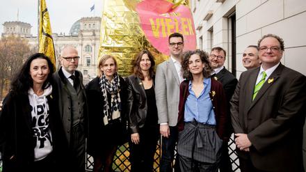 Pressekonferenz zur "Berliner Erklärung der Vielen", mit u.a. Shermin Langhoff (l.) und Kathrin Röggla (4.v.l.) 