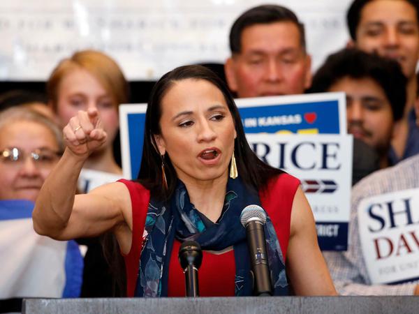 Sharice Davids ist eine von zwei indigenen Frauen, die erstmals in das Repräsentantenhaus einziehen.