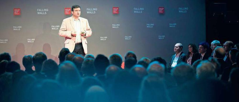 Shane McCracken, Gründer der Begegnungsplattform "I'm a scientist, get me out of here" für Schüler und Forscher, auf der Falling Walls Konferenz 2018.